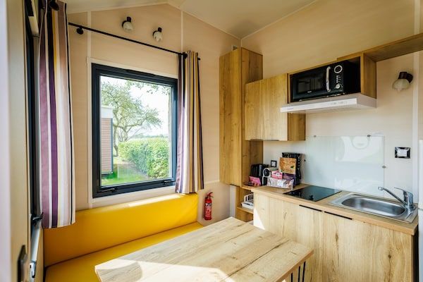 Keuken - Tiny Beach House bij het strand in Maurik (3)