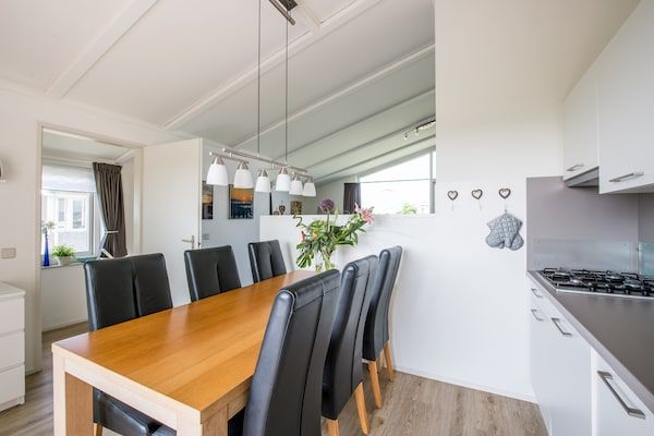 Eetkamer - Twee-onder-één-kap bij Noord-Beveland Strand in Kamperland (2)