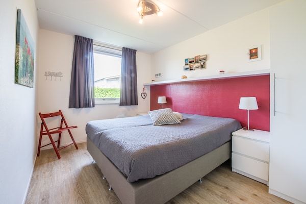 Slaapkamer - Twee-onder-één-kap bij Noord-Beveland Strand in Kamperland (3)