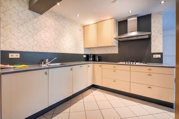 Keuken - Ruime groepsaccommodatie met tuin in Ulestraten (3)