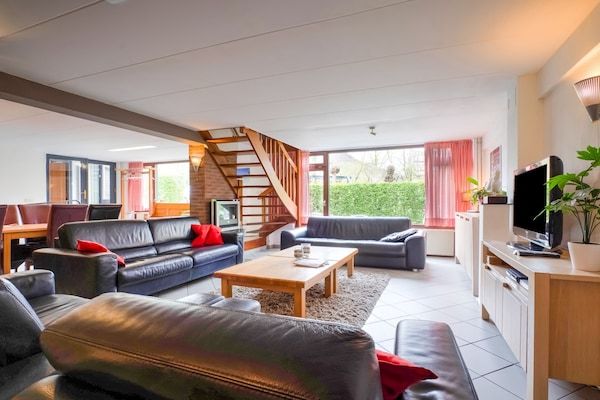 Woonkamer - Ruime groepsaccommodatie met tuin in Ulestraten (1)