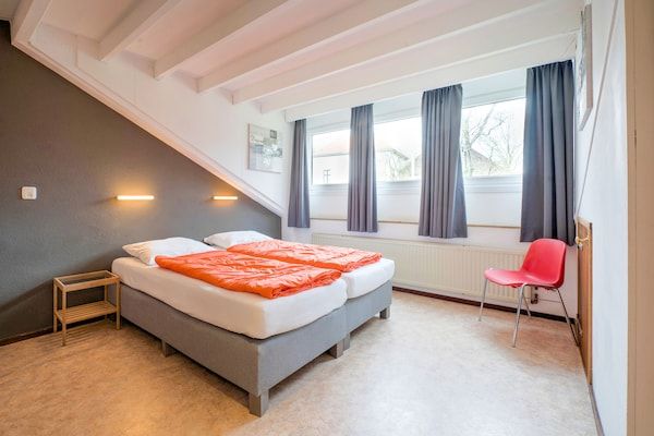 Slaapkamer - Ruime groepsaccommodatie met tuin in Ulestraten (4)
