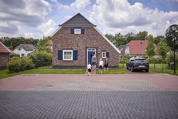 Buitenkant - Boerderij in Limburg met Sauna & BBQ in Roggel (5)