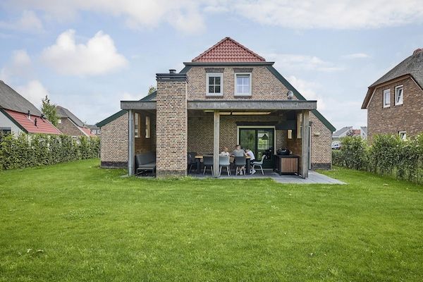Buitenkant - Boerderij in Limburg met Sauna & BBQ in Roggel (1)