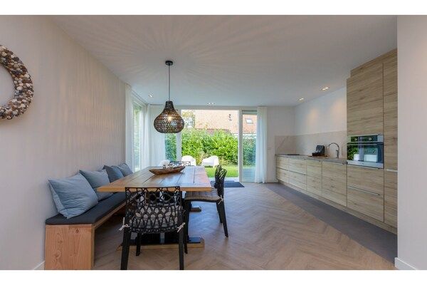 Keuken - Huis in Oostkapelle bij Strand en Sauna in Oostkapelle (3)