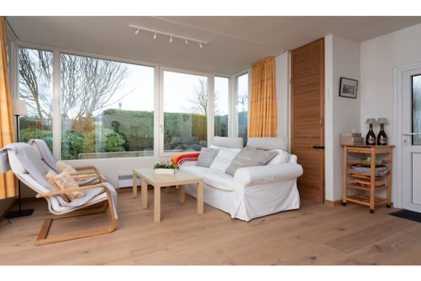 Woonkamer - Vakantiehuis Renesse met open haard in Renesse (2)