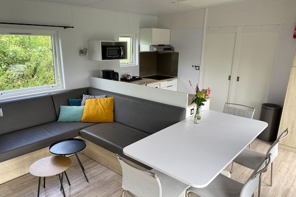 Woonkamer - Chalet in Friesland bij natuurgebieden in De Veenhoop (2)