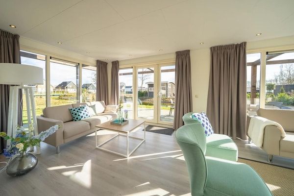 Woonkamer - Gezellig Nederlands chalet met terras in West-Graftdijk (3)