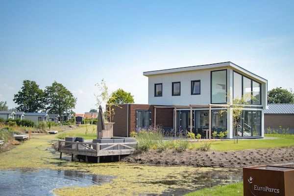 Buitenkant - Gezellig Nederlands chalet met terras in West-Graftdijk (5)