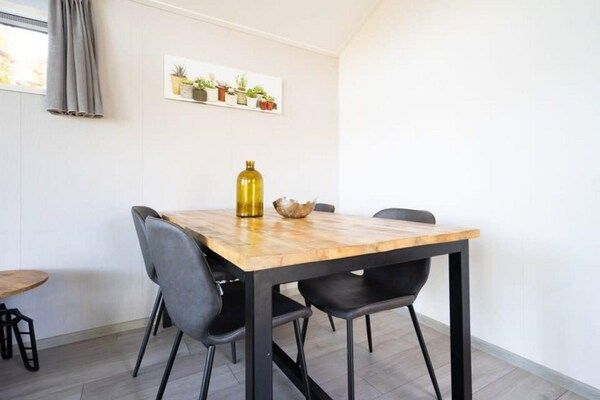 Eetkamer - Modern chalet van Sand Drift in Otterlo (5)