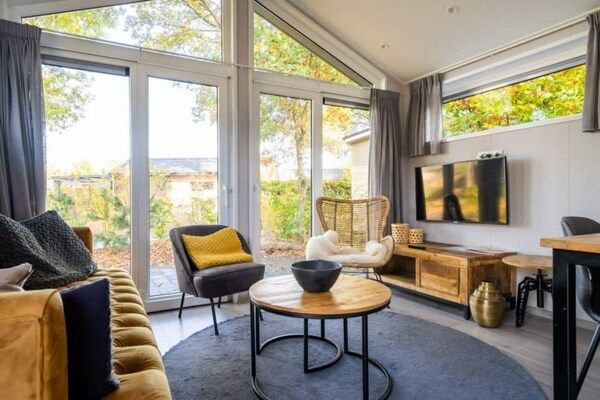 Woonkamer - Modern chalet van Sand Drift in Otterlo (3)