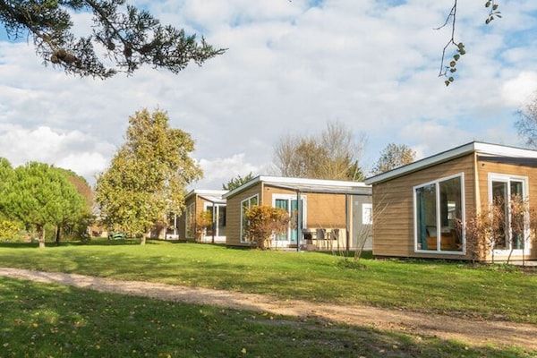 Buitenkant - Gezellig Chalet op Vakantiepark Fort den Haak in Vrouwenpolder (1)