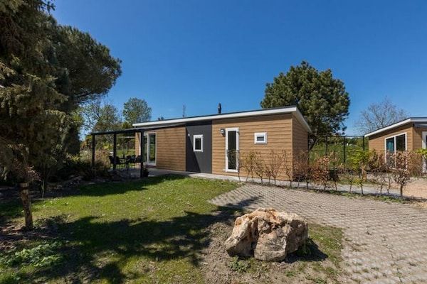 Tuin - Gezellig Chalet op Vakantiepark Fort den Haak in Vrouwenpolder (2)