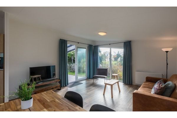 Woonkamer - Gezellig Chalet op Vakantiepark Fort den Haak in Vrouwenpolder (3)
