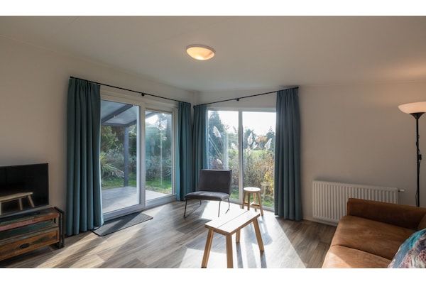 Woonkamer - Chalet in Vrouwenpolder bij Banjaard Strand in Vrouwenpolder (2)