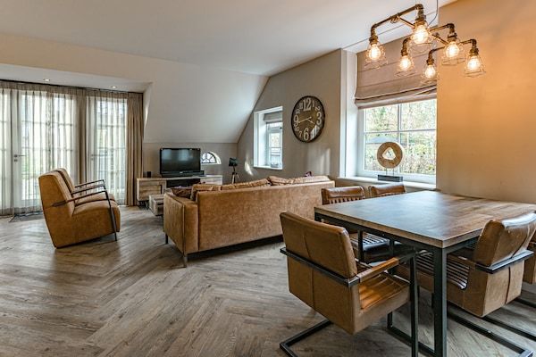 Woonkamer - Boerderij Nijverdal bij Sallandse Heuvelrug in Nijverdal (2)