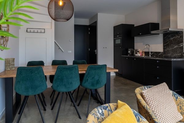 Eetkamer - Appartement in Vrouwenpolder bij Strand in Vrouwenpolder (4)
