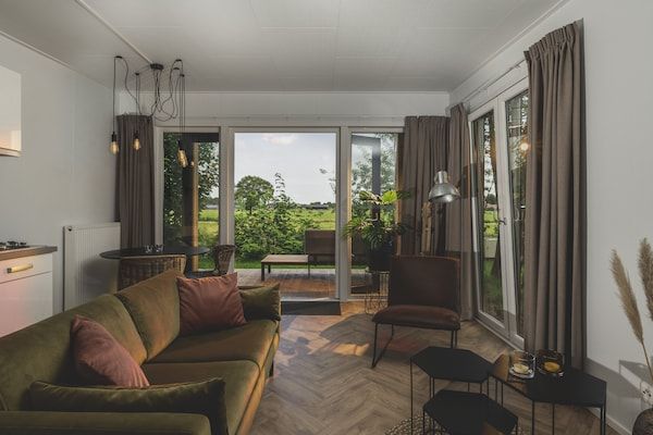 Woonkamer - Wellness Lodge met sauna en prachtig uitzicht in Zuna (1)