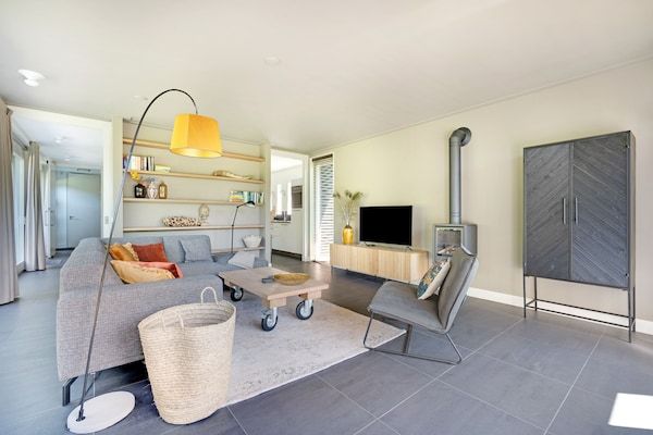 Woonkamer - Familiehuis in Grou bij Watersport in Grou (2)