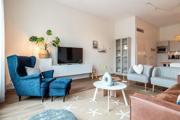 Woonkamer - Schitterend appartement met uitzicht op de haven. in Den Haag (2)