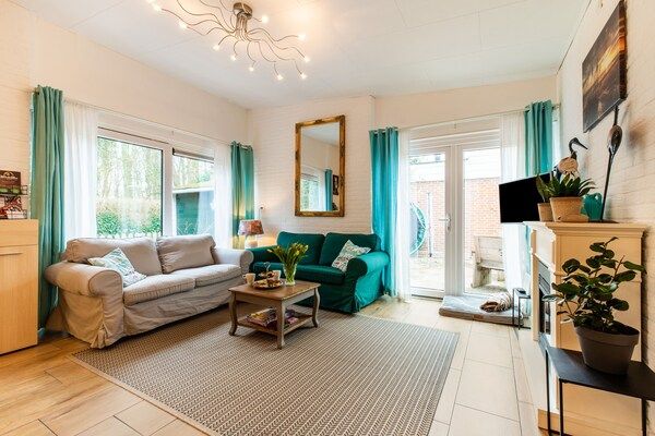Woonkamer - Vakantiehuis in Noordwijkerhout bij Meer in Noordwijkerhout (2)
