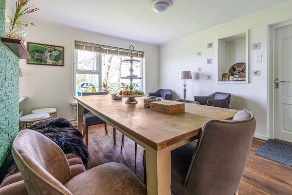 Eetkamer - B&B-boerderij Grutsk in Suwald met privéhaven in Suwald (3)