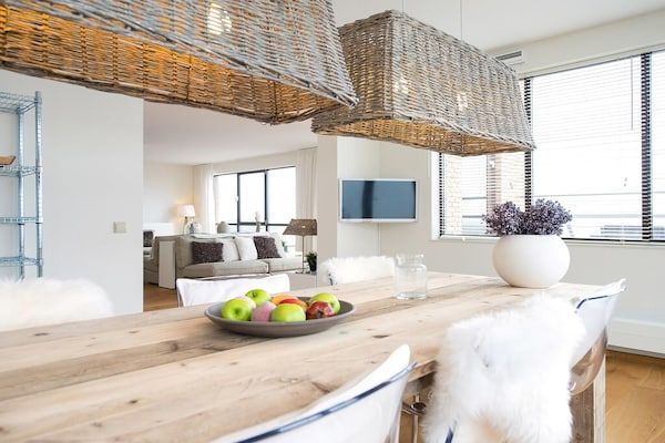 Eetkamer - Luxe appartement met uitzicht in Den Haag (3)