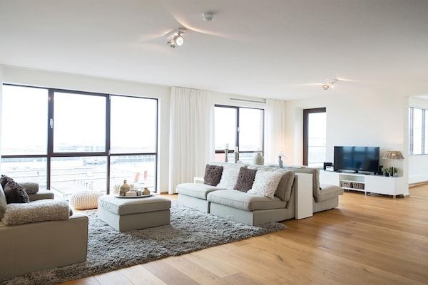 Woonkamer - Luxe appartement met uitzicht in Den Haag (1)
