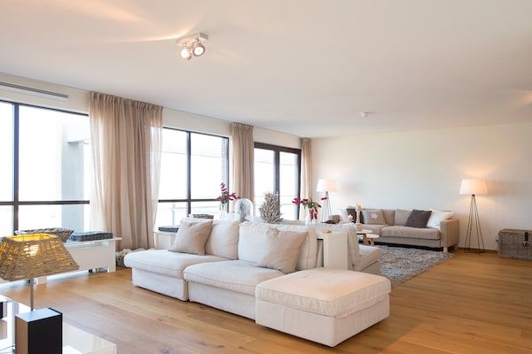 Woonkamer - Ruim modern appartement in Scheveningen in Den Haag (1)