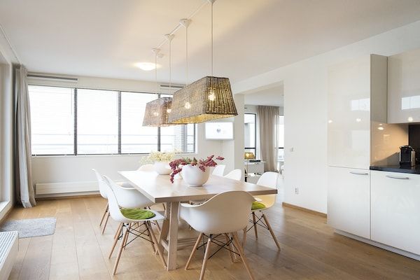 Eetkamer - Ruim modern appartement in Scheveningen in Den Haag (2)