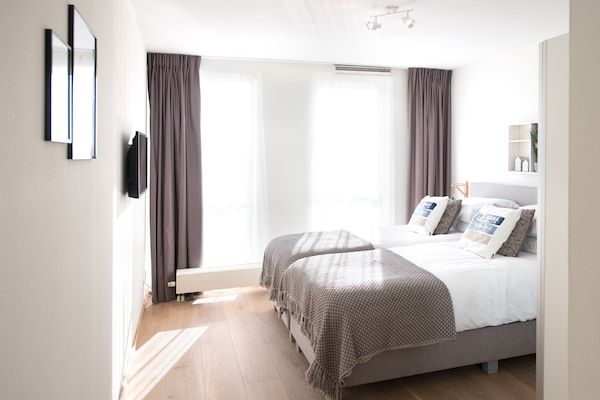 Slaapkamer - Modern appartement met geweldig uitzicht in Den Haag (5)