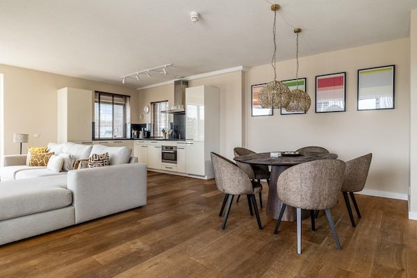 Eetkamer - Appartement in Scheveningen met Havenzicht in Den Haag (2)