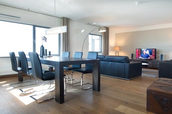 Woonkamer - Luxe appartement in Scheveningen Haven in Den Haag (1)