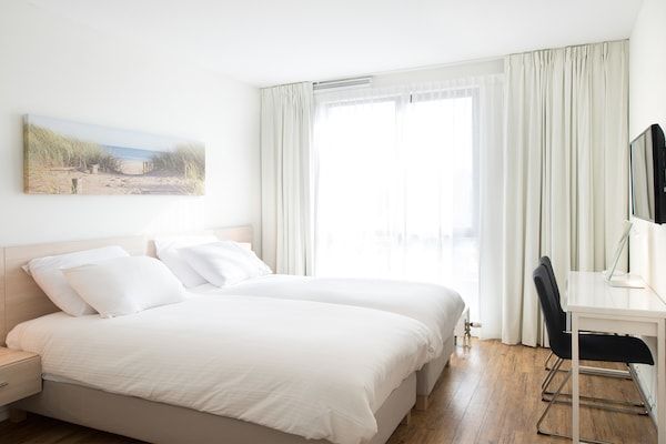 Slaapkamer - Modern appartement op loopafstand van het strand in Den Haag (4)