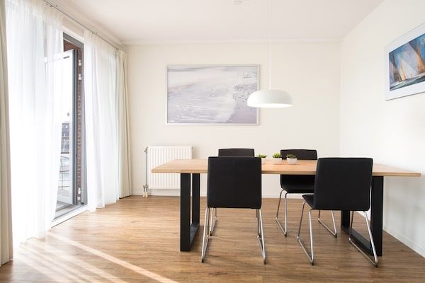 Eetkamer - Modern appartement op loopafstand van het strand in Den Haag (2)
