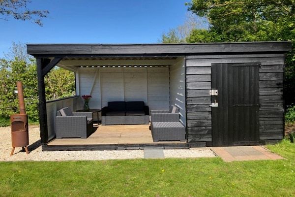 Terras - Chalet in Wiringherlant bij de Kust in Hippolytushoef (5)