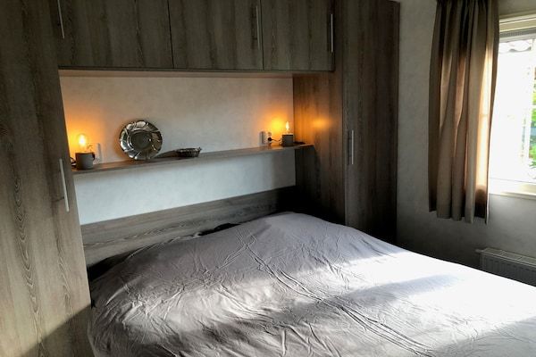 Slaapkamer - Chalet in Wiringherlant bij de Kust in Hippolytushoef (4)