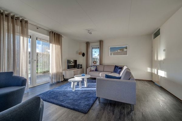 Woonkamer - Villa bij Noordzeestrand in De Banjaard in Kamperland (2)