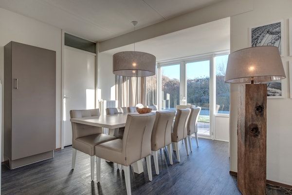 Woonkamer - Villa bij Noordzeestrand in De Banjaard in Kamperland (3)