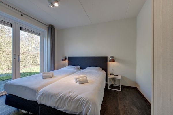 Slaapkamer - Villa bij Noordzeestrand in De Banjaard in Kamperland (5)