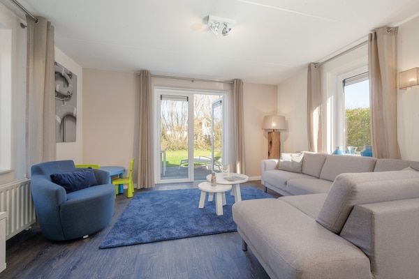 Woonkamer - Villa bij Noordzeestrand in Kamperland (2)