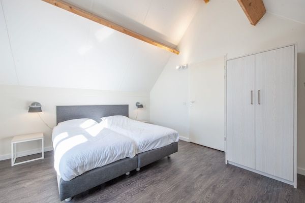 Slaapkamer - Villa bij Noordzeestrand in Kamperland (4)