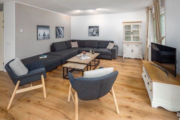Woonkamer - Villa in Banjaard bij Noordzeestrand in Kamperland (1)