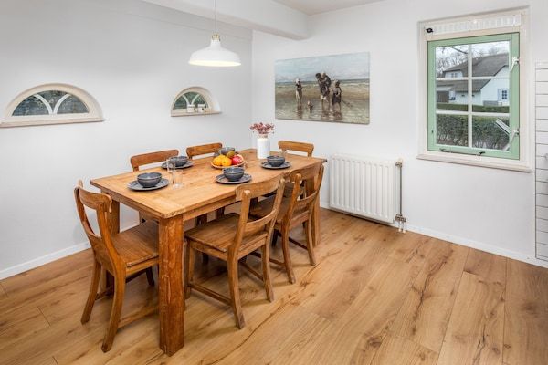 Eetkamer - Villa in Banjaard bij Noordzeestrand in Kamperland (2)