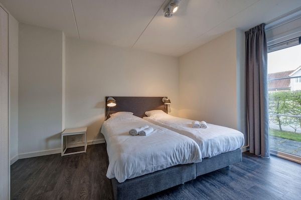 Slaapkamer - Ontspannende villa bij de duinen in Kamperland (5)