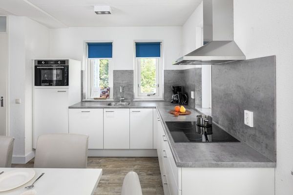 Keuken - Villa in Hellevoetsluis bij Noordzeestrand in Hellevoetsluis (3)