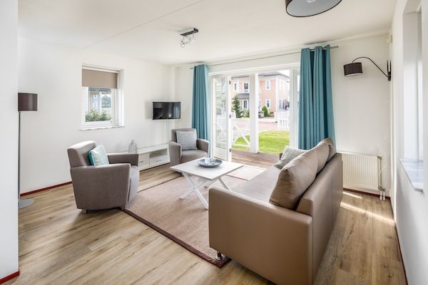 Woonkamer - Villa in Hellevoetsluis bij Noordzeestrand in Hellevoetsluis (2)