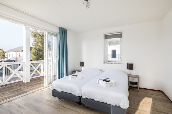 Slaapkamer - Villa in Hellevoetsluis bij Noordzeestrand in Hellevoetsluis (3)