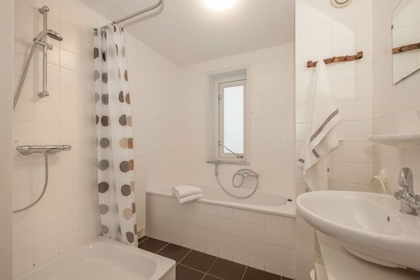 Badkamer - Villa in Hellevoetsluis bij Noordzeestrand in Hellevoetsluis (4)