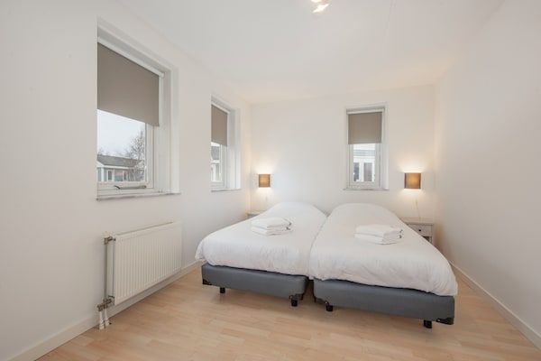 Slaapkamer - Villa in Hellevoetsluis bij Noordzeestrand in Hellevoetsluis (2)